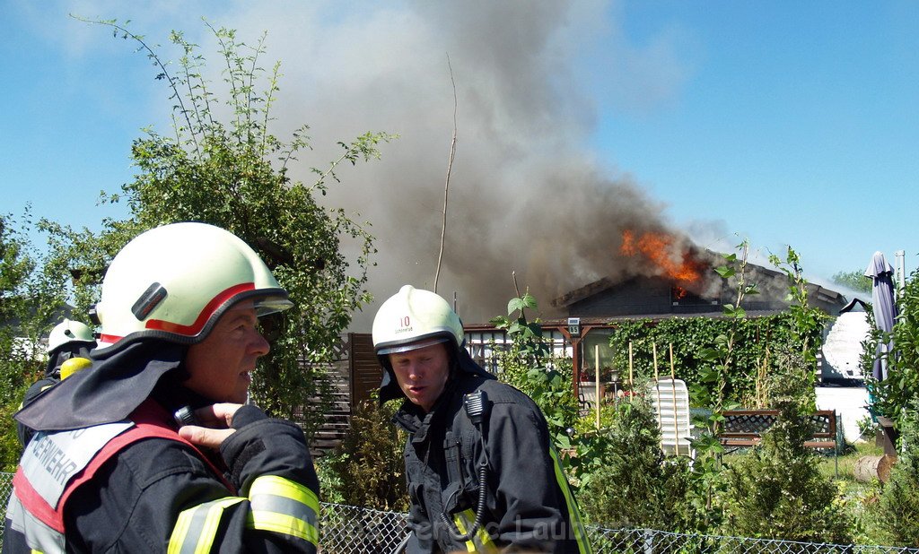 Gartenlaube in Vollbrand Koeln Poll Im Gremberger Waeldchen P073.JPG